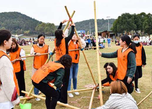 促进团队之间配合的户外团建活动：木人梯