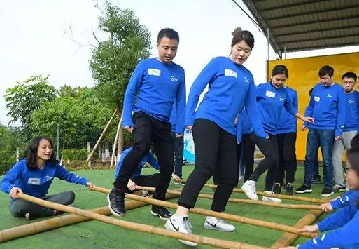 跳竹竿，传统的团建游戏也可以创新来玩